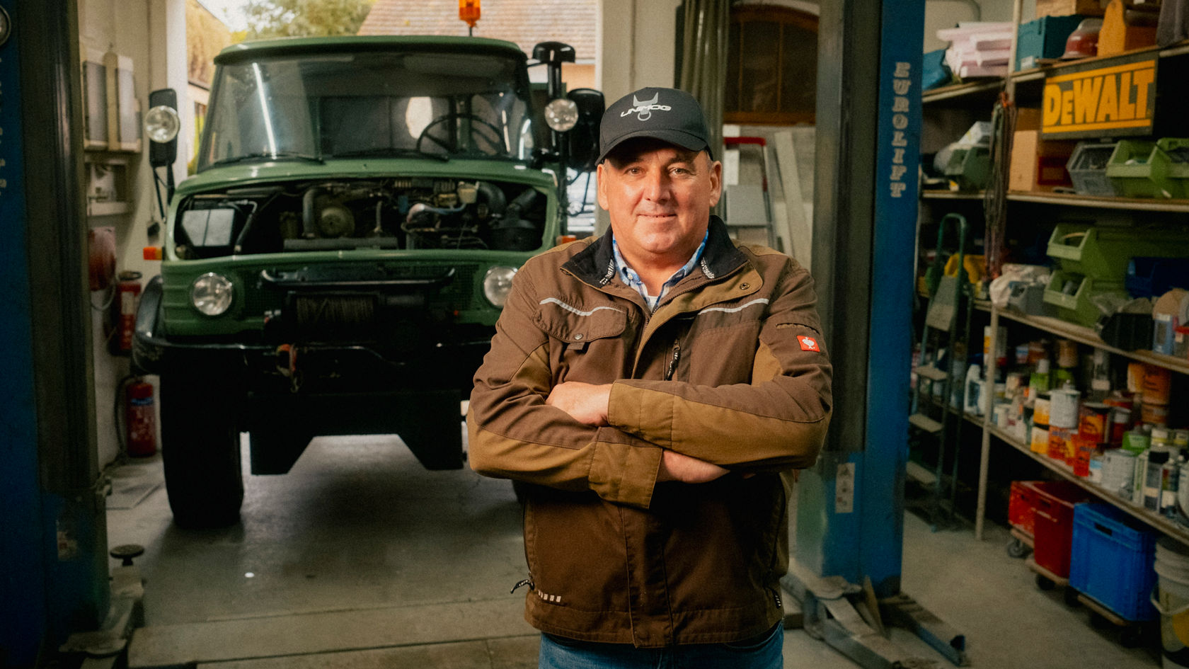 Person steht in einer Werkstatt vor einem Unimog U 406