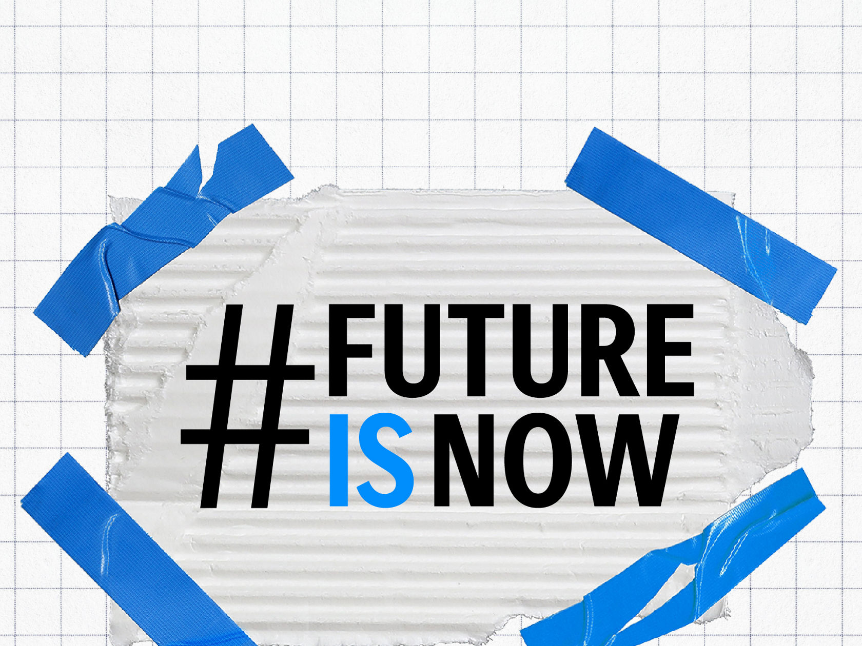 Ein visueller Claim zeigt den Hashtag "#FUTURE IS NOW". Das Wort "FUTURE" ist in Schwarz, "IS" in Blau und "NOW" wieder in Schwarz geschrieben. Der Text befindet sich auf einem weißen, zerknitterten Papier, das mit vier blauen Klebebandstücken an einem karierten Hintergrund befestigt ist.