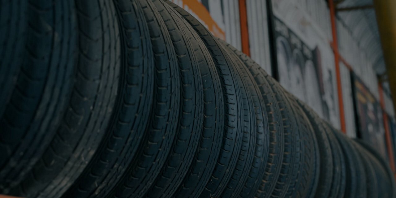 Regał z oponami w magazynie HT Trucks & Parts