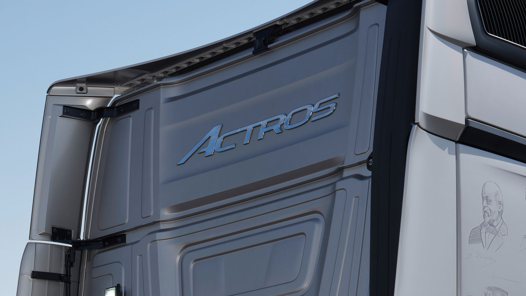 車廂後壁近拍，採用 Legacy Silver Metallic，搭配優雅的亮鉻「ACTROS」字樣、空氣力學側掀門，以及側面上的細緻先驅素描。