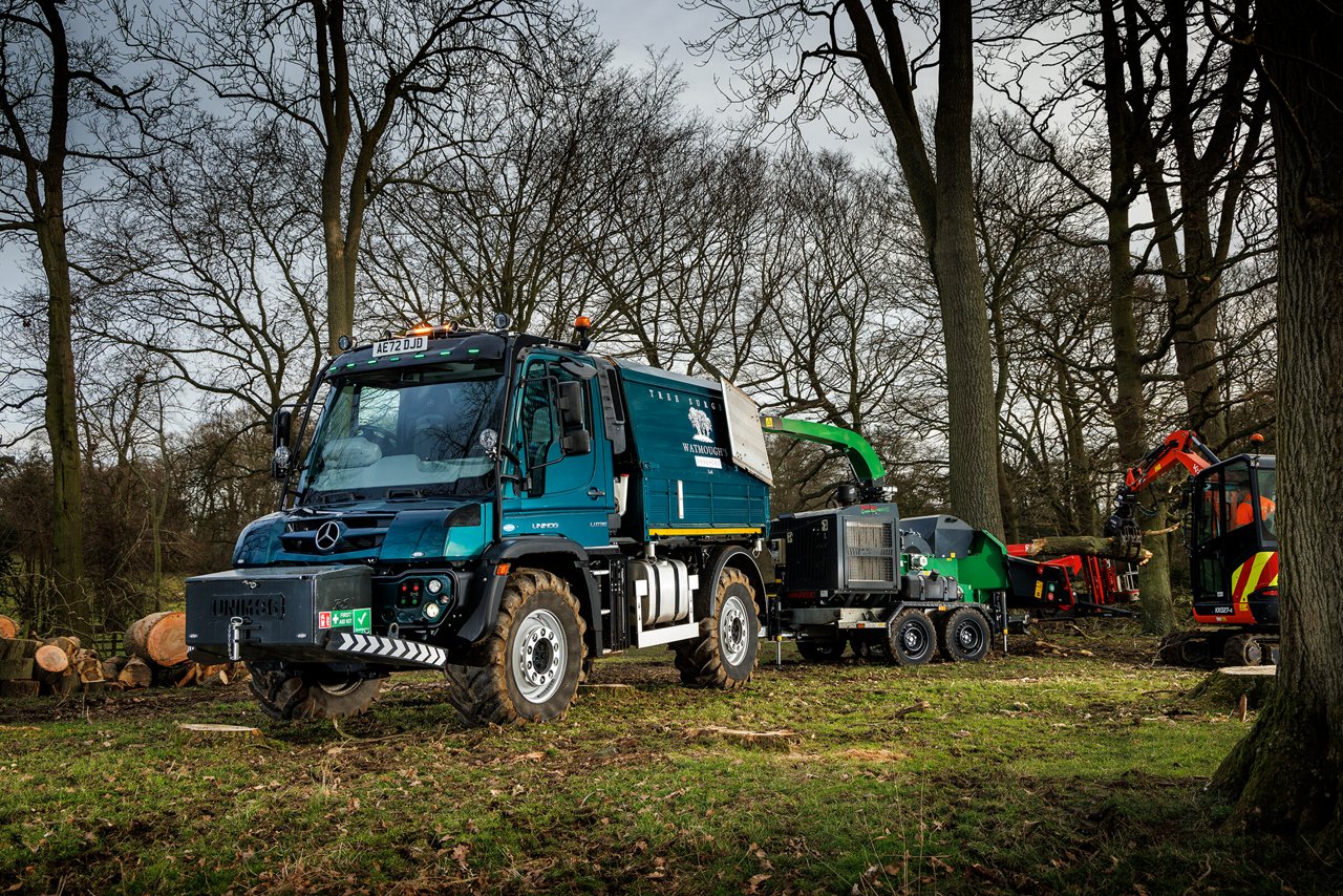 Ein Unimog U 535 steht auf einer Waldlichtung.