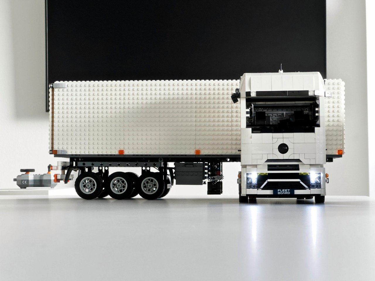 Ein eActros 600 aus Klemmbausteinen – Ein besonderes Vater-Sohn-Projekt