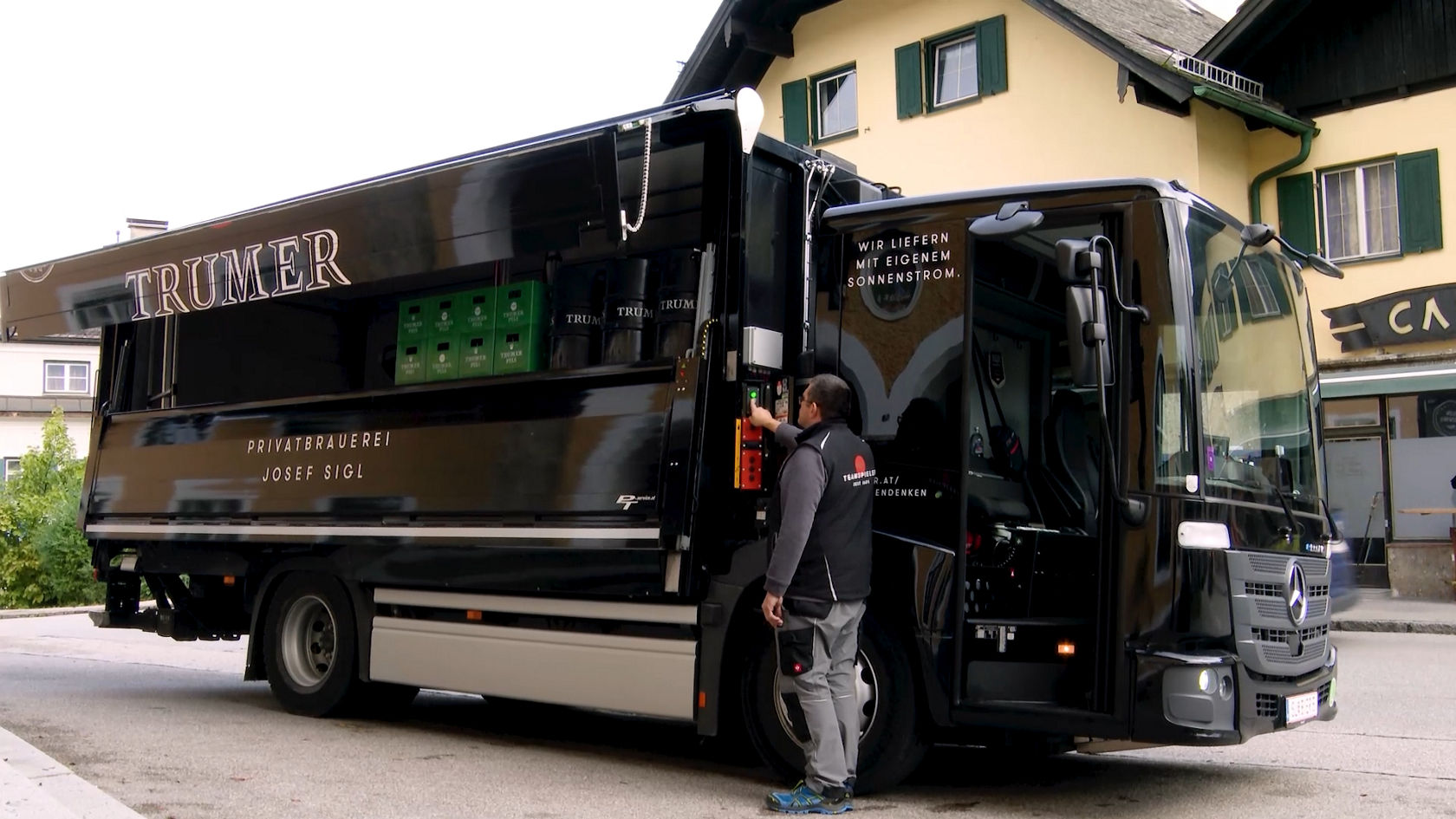 Fahrer öffnet die Seite des eEconic