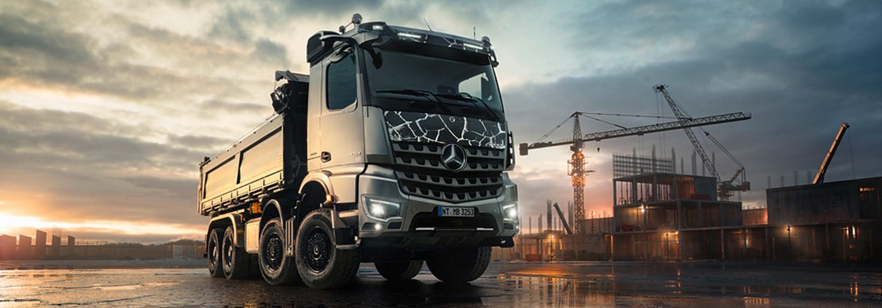 Mercedes-Benz Actros Edition Special in Frontansicht auf einer Baustelle
