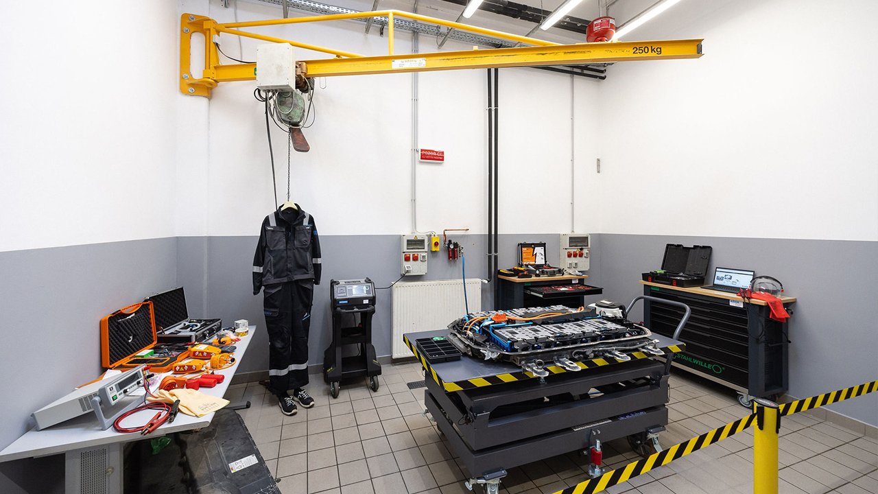 Oprema - kompetenčni center za baterije - Autocommerce, d.o.o. Ljubljana, Baragova 12