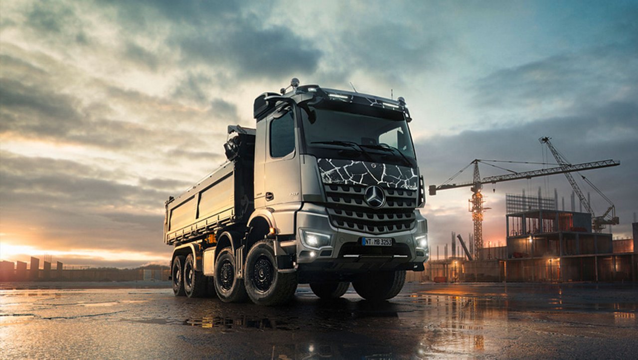 Mercedes-Benz Actros Edition Special in Frontansicht auf einer Baustelle.