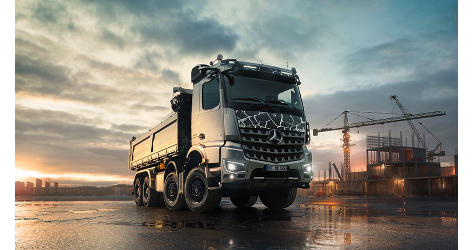 Mercedes-Benz Actros Edition Special en vue frontale sur un chantier.