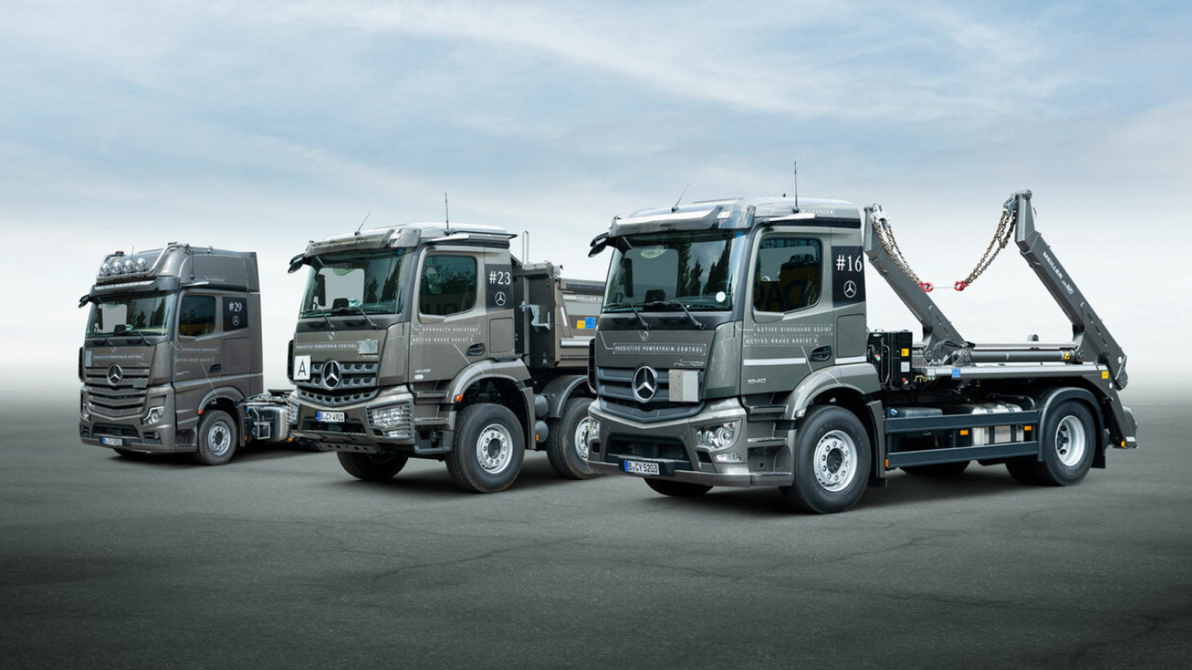 Mercedes-Benz Trucks mit unterschiedlichen Aufbauten