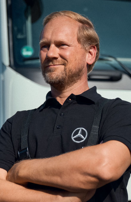 Mercedes-Benz Truck 在積雪的道路上行駛