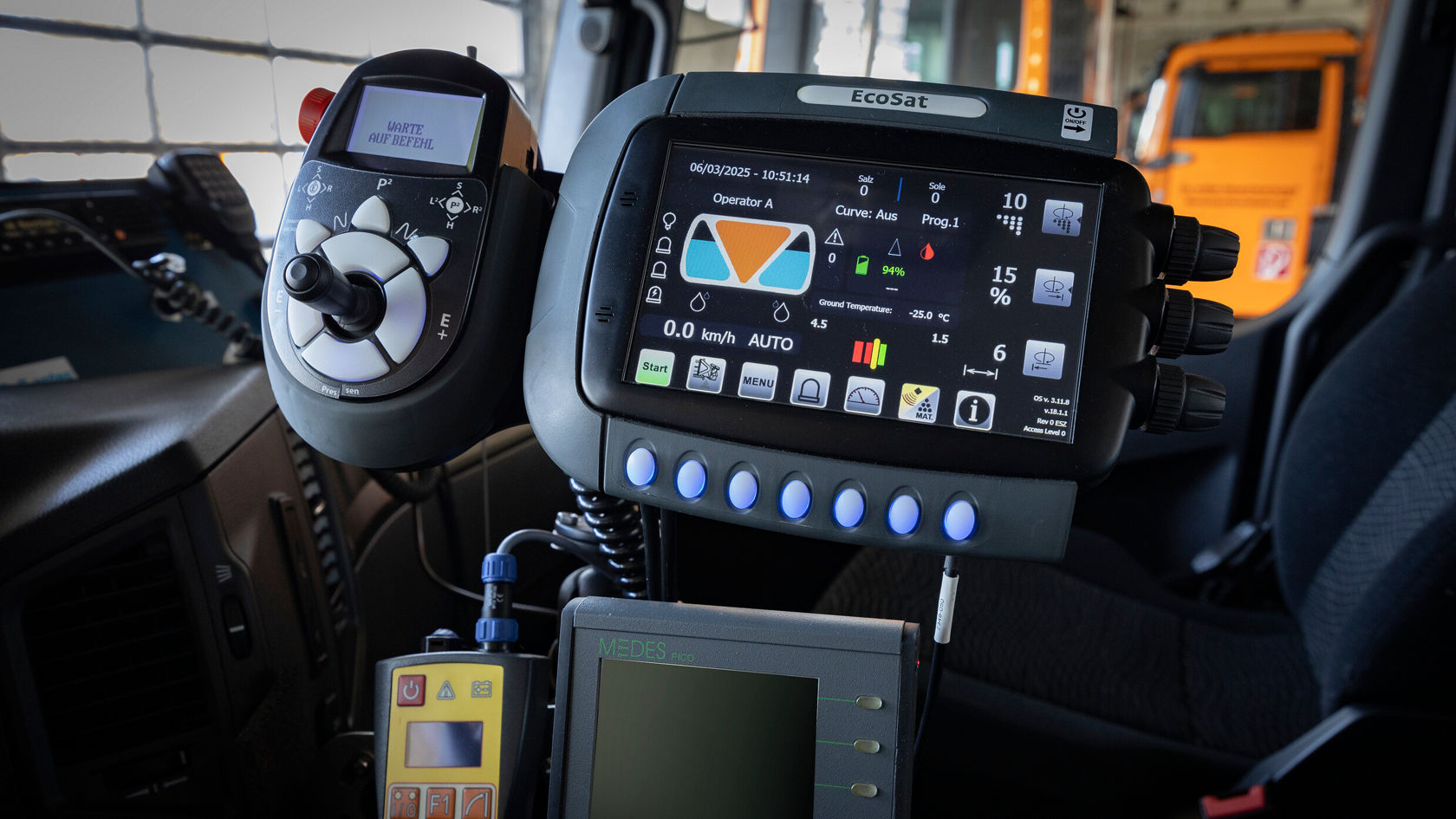 Das Armaturenbrett eines eActros zeigt mehrere digitale Displays und Bedienelemente.