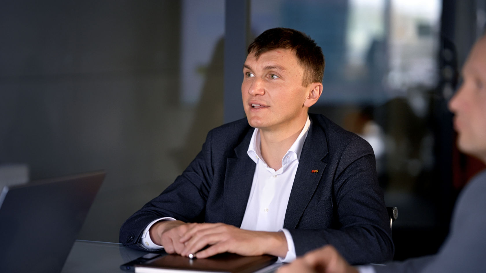 Der Geschäftsführer der Bednarek Business Group sitzt in einem Kundenmeeting.