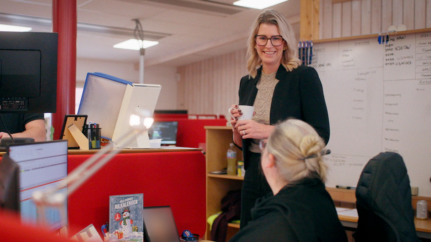 Zwei Kolleginnen unterhalten sich im Büro des schwedischen Transportunternehmens Eurolink.