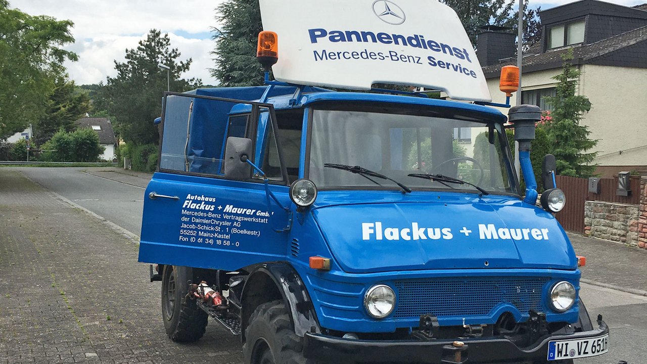blauer Unimog mit der Aufschrift Pannendienst Mercedes-Benz Service Flackus und Maurer