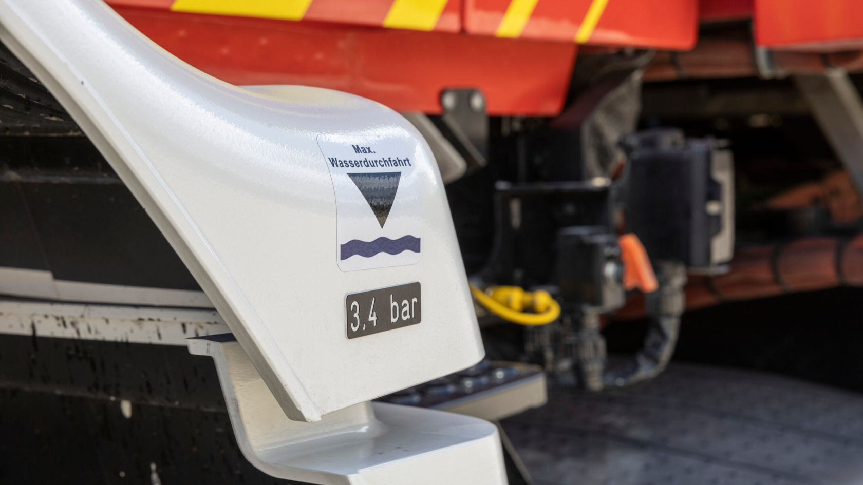 Vorrichtung zur Anzeige des maximalen Wasserdrucks mit einem Wert von 3,4 bar, angebracht an einem Mercedes-Benz Fahrzeug.