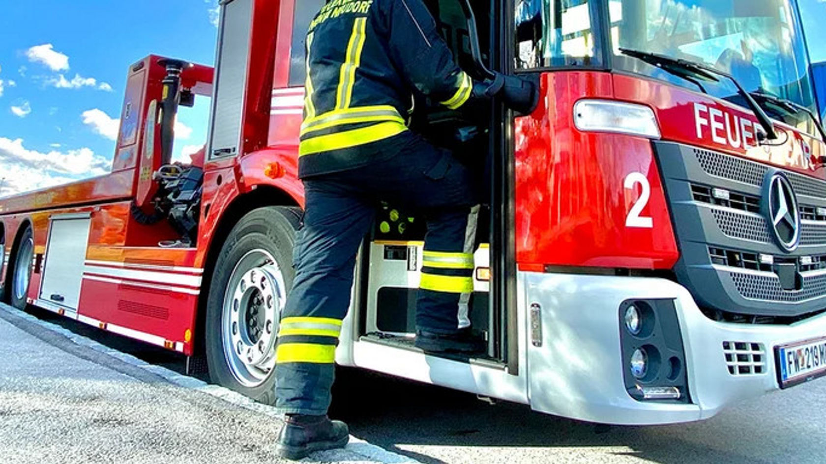 Feuerwehrmann steigt in das Mercedes-Benz Econic 2635 Abschleppfahrzeugs 