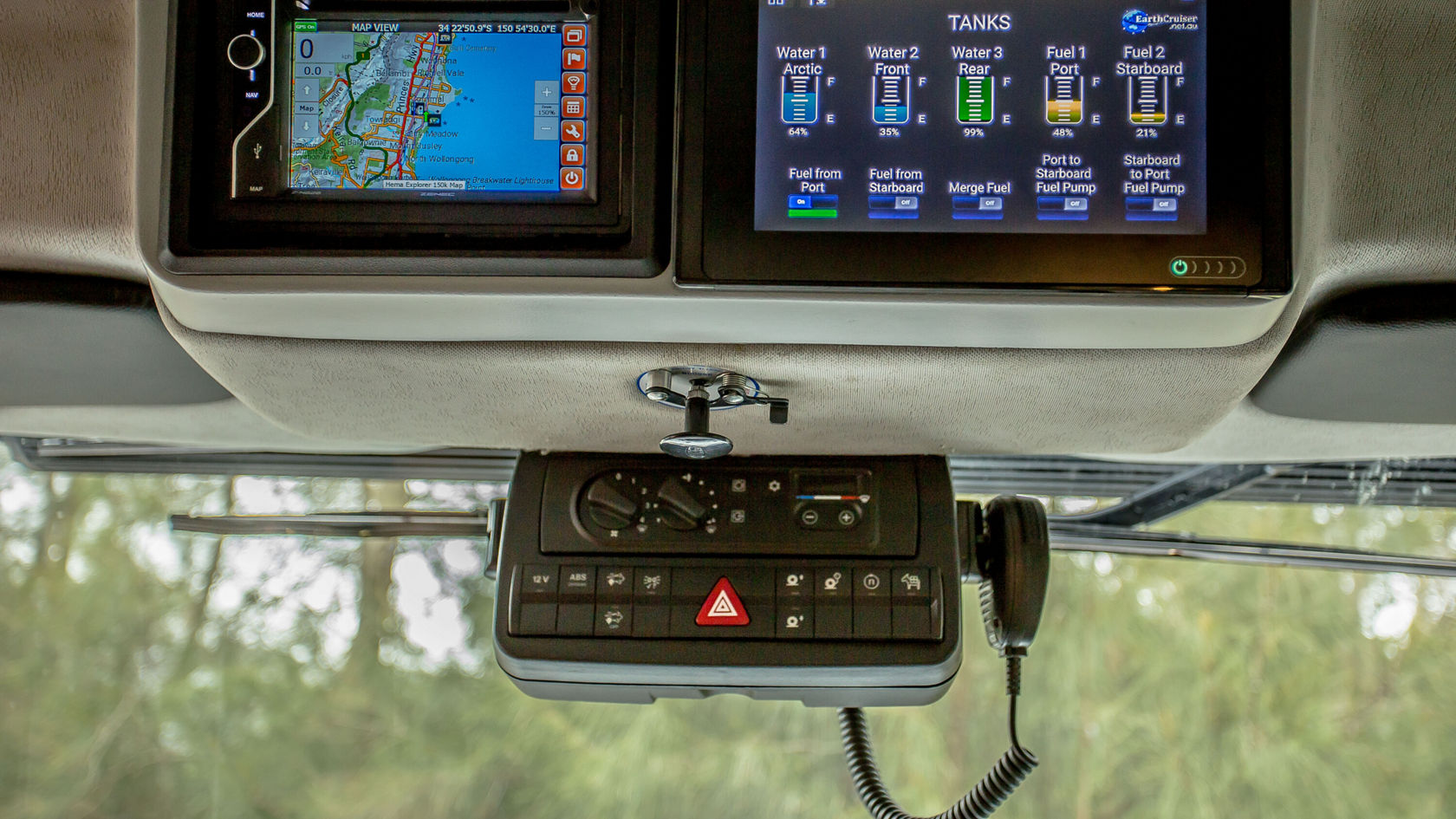 Digitale Instrumententafel eines Fahrzeugs mit zwei Bildschirmen.