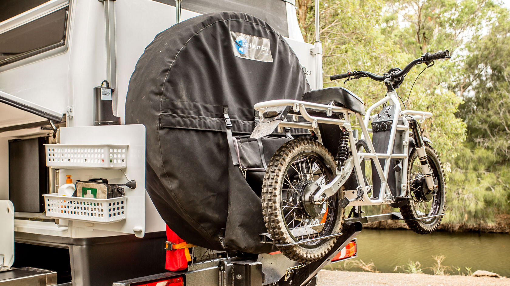 Ein Elektro-Fahrrad ist an der Rückseite eines Wohnmobils angebracht.