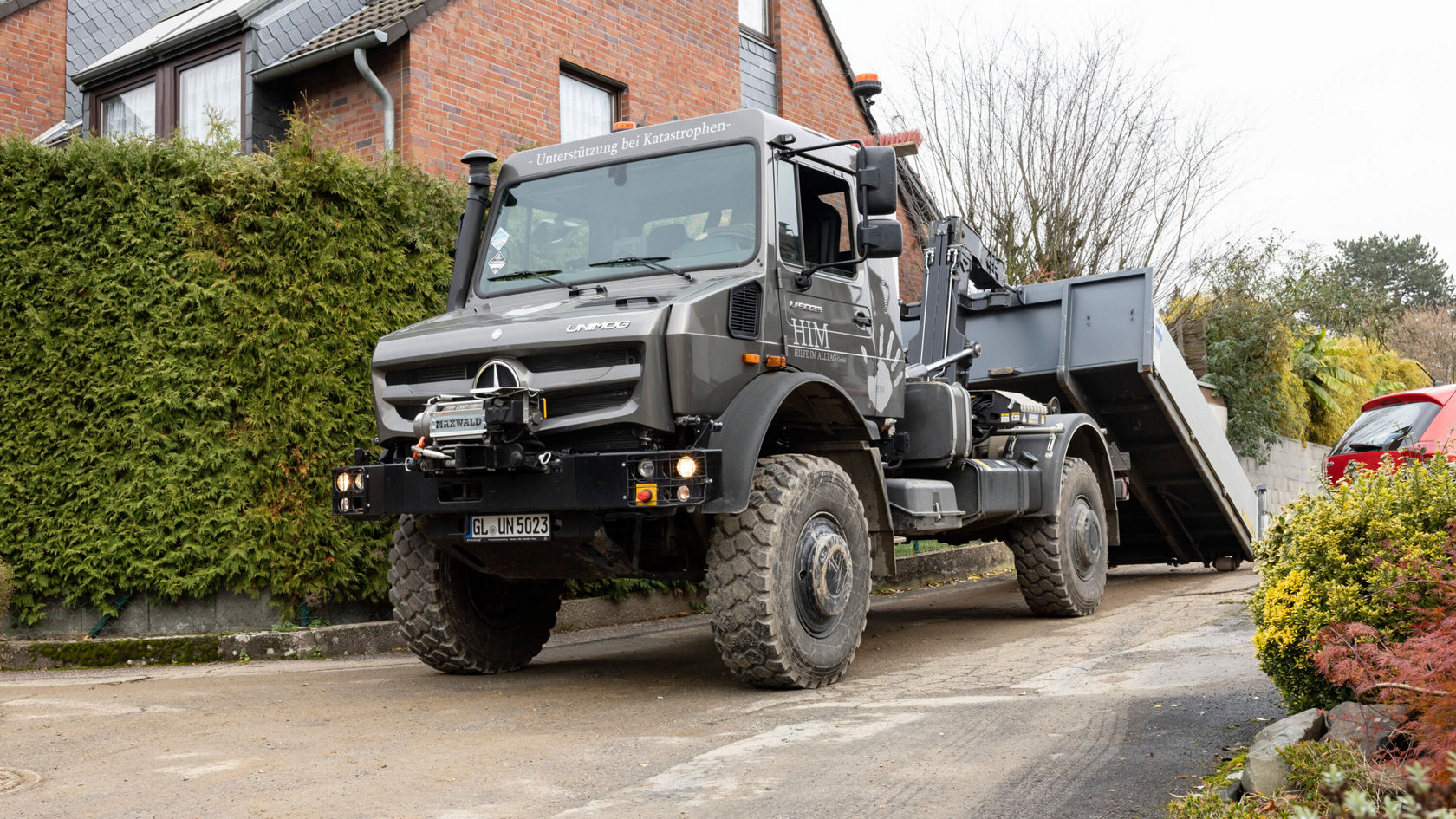 Unimog U 5023 with a Humbaur three-way tipper.