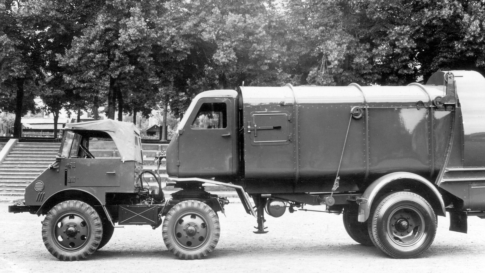 Unimog von Mercedes-Benz, ausgestattet mit einem Müllwagenaufbau, steht seitlich auf einem Platz. Der LKW zeigt robuste Konturen und funktionale Merkmale.