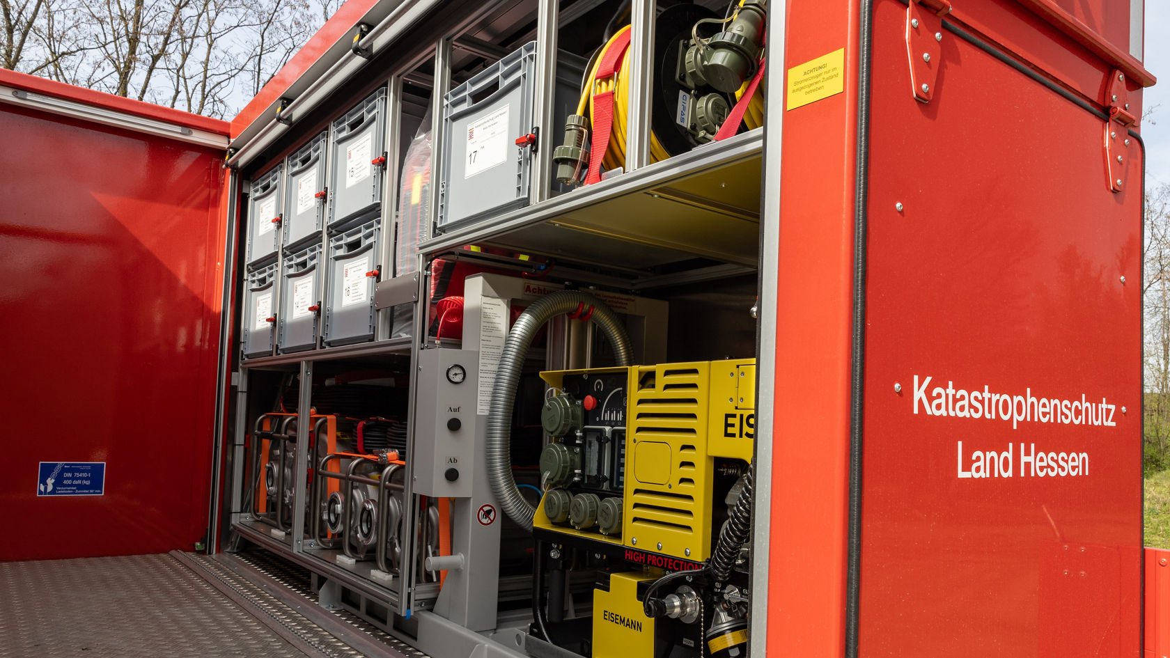 Un véhicule d'intervention de la protection civile avec divers appareils électriques et des batteries dans l'habitacle, prêt pour des missions d'urgence en Hesse.