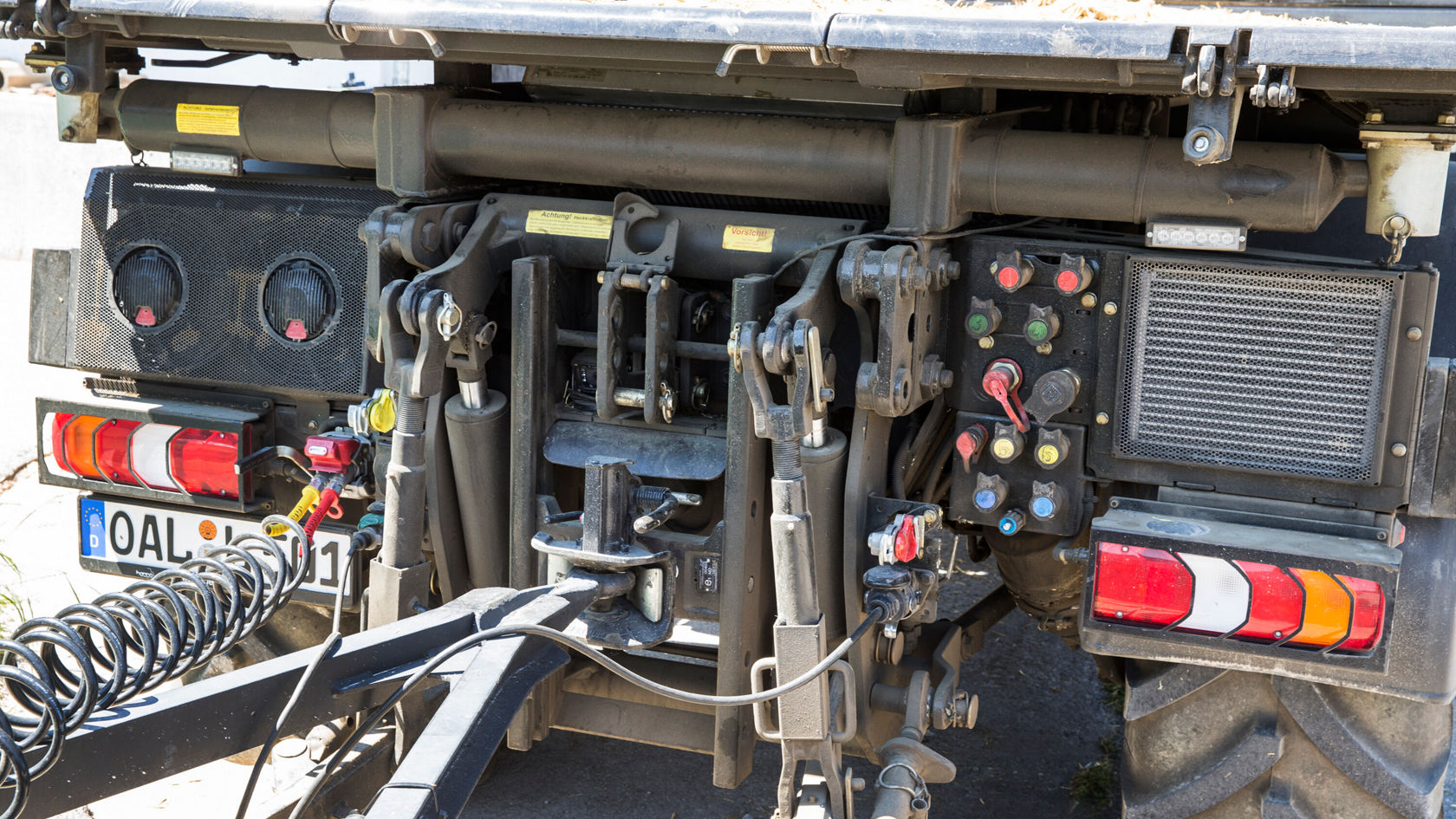 Details der Anschlussstelle eines Lkw, einschließlich Hydraulikanschlüssen, elektrischen Anschlüssen und verschiedenen Steuerungen. Mercedes-Benz Lkw mit sichtbar montierter Anhängerkupplung.