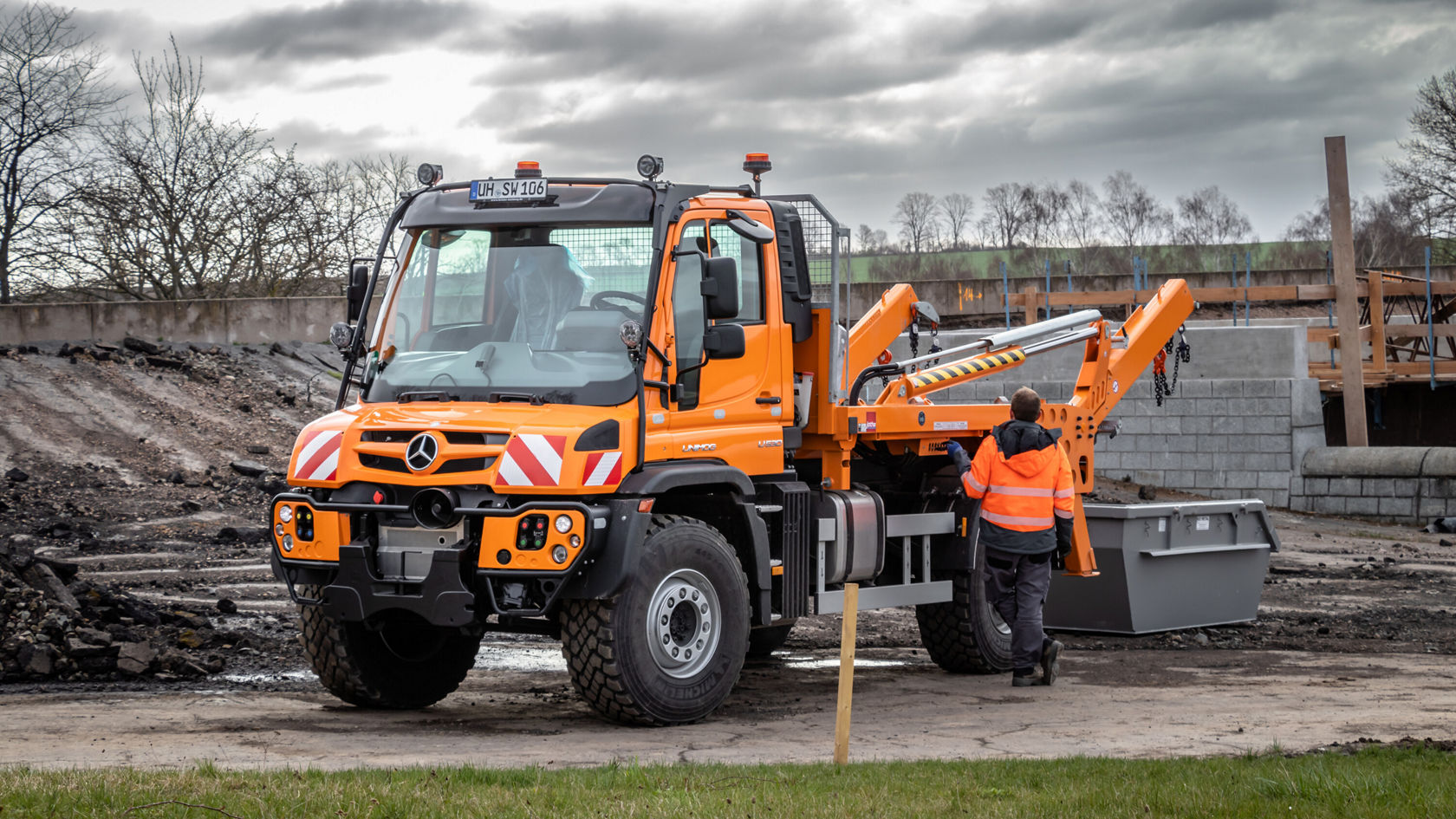 L'Unimog U 530 est préparé pour soulever un conteneur.