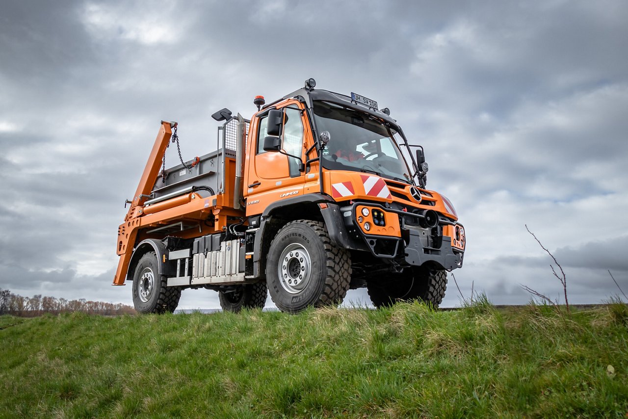 Unimog U 530 sur un terrain.