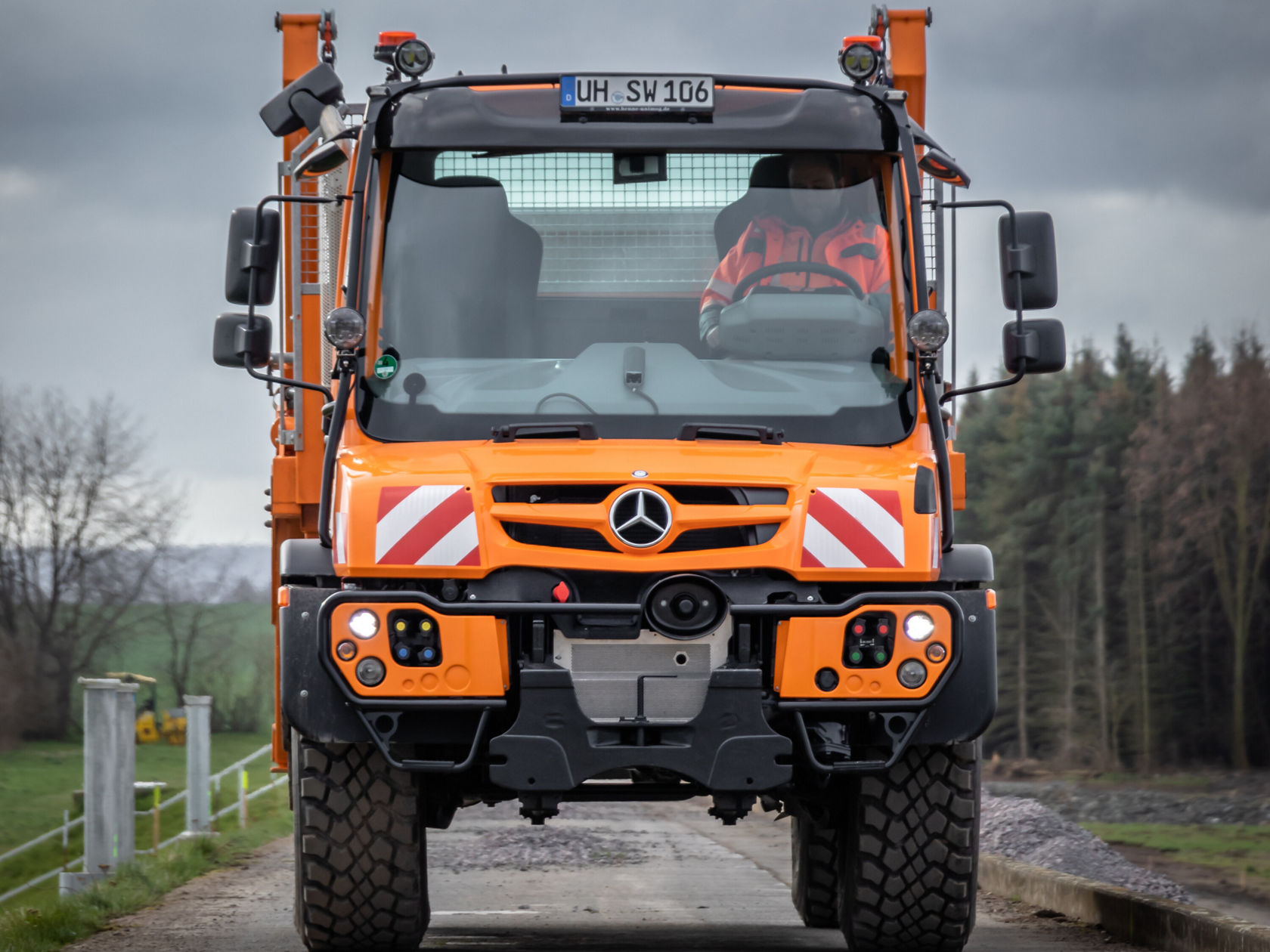 L'Unimog U 530 sur la route.