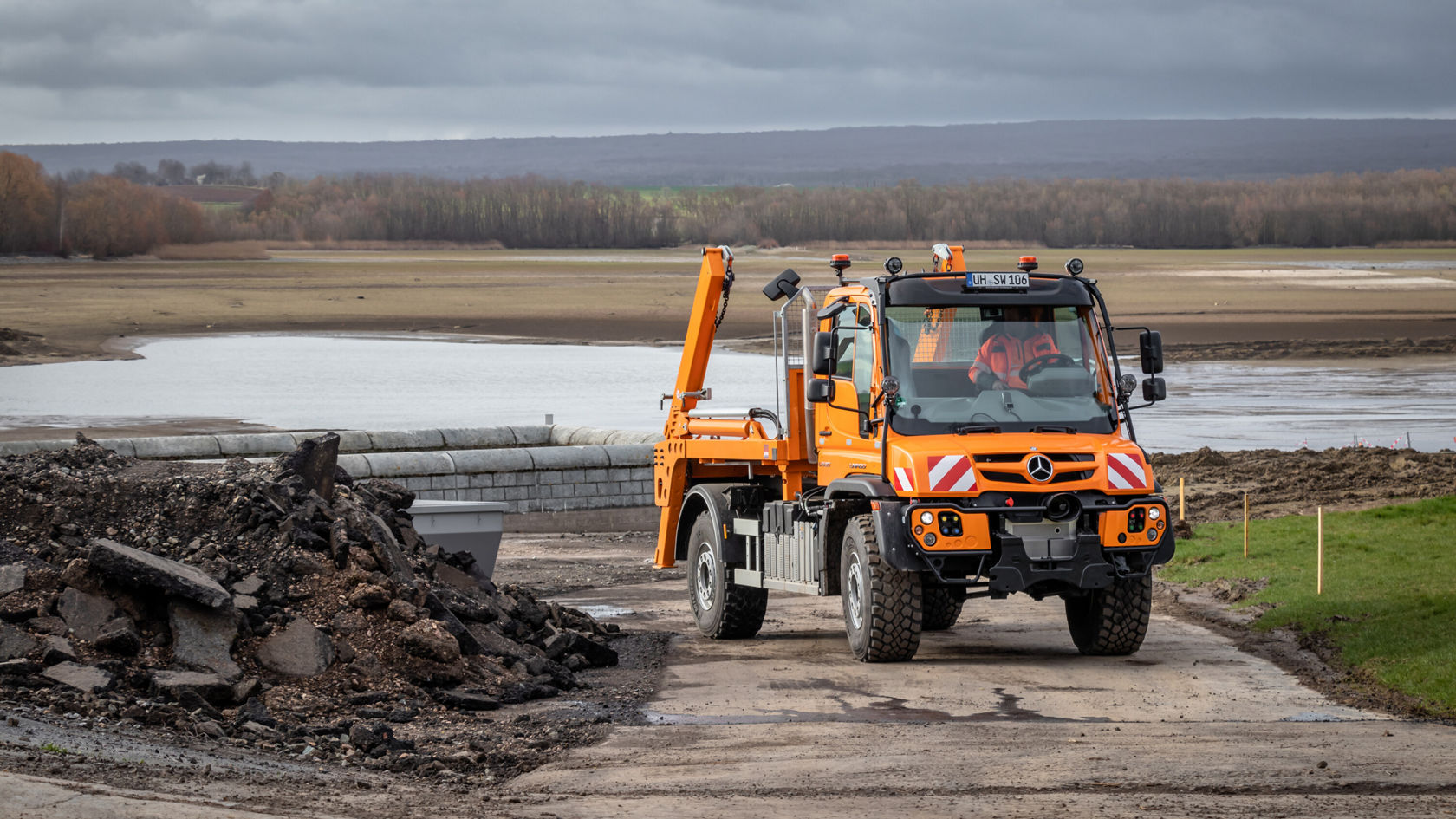 L'Unimog U 530 en action sur un chantier.