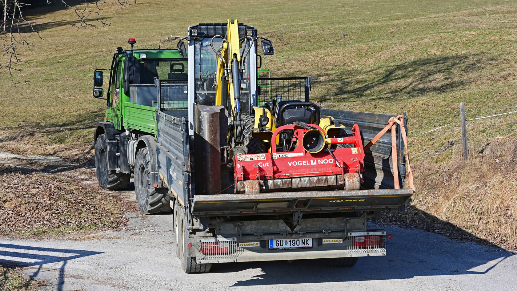 Un Unimog U 530 avec une benne chargée.