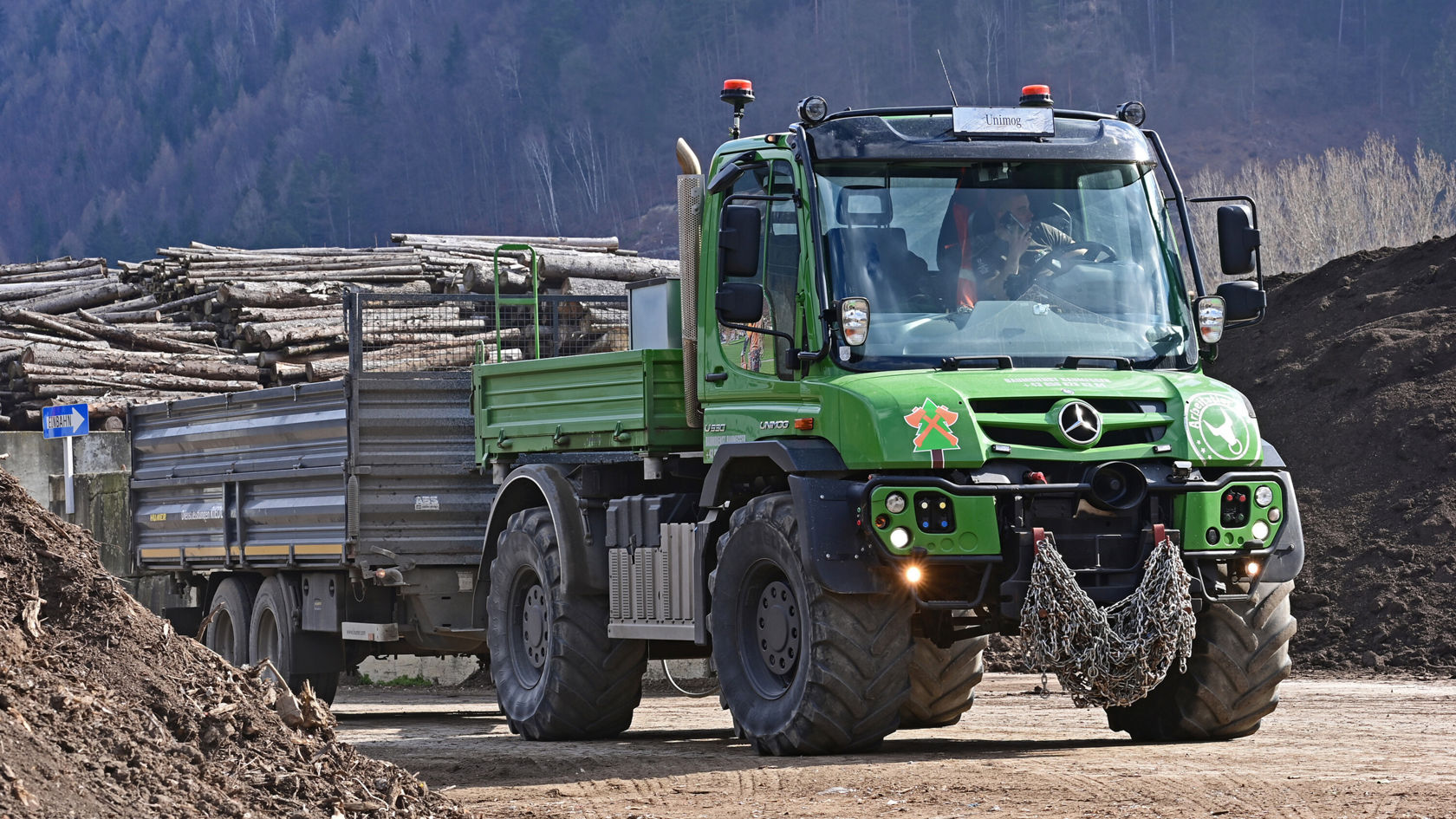 L'Unimog U 530 en forêt.
