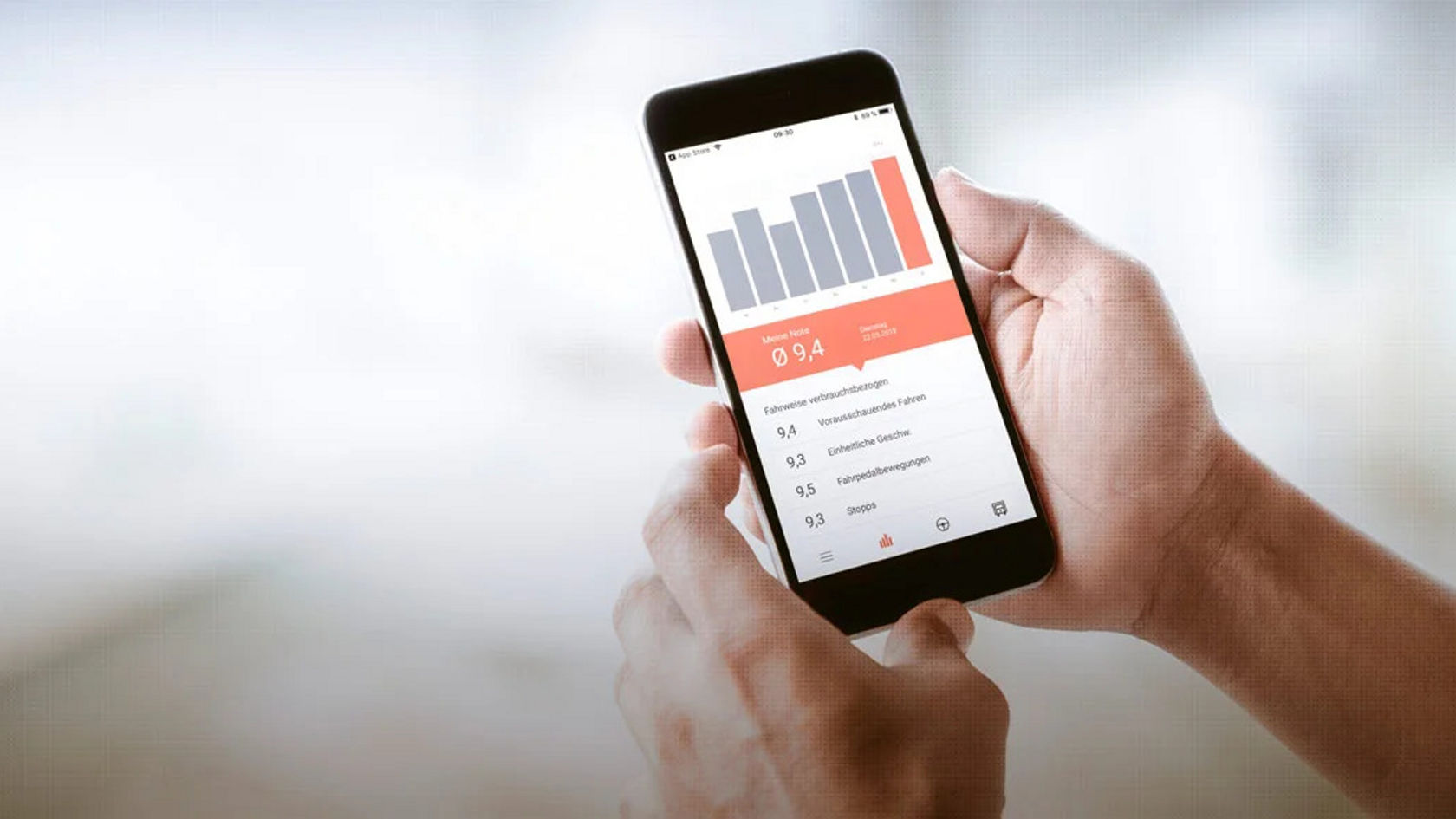 Eine Hand hält ein Smartphone, auf dem eine App mit einem Diagramm und Statistiken angezeigt wird, die eine visuelle Datenanalyse darstellen.