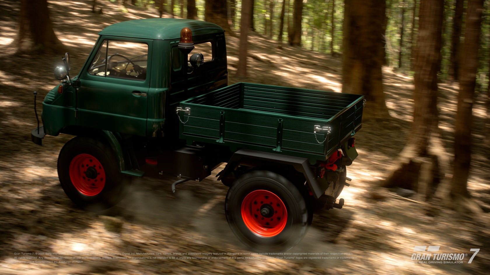 Een Mercedes-Benz Unimog rijdt door een bos met een groen onderstel en rood gelakte wielen. De sfeer is ongerept, de vrachtwagen is robuust en geschikt voor ruw terrein.