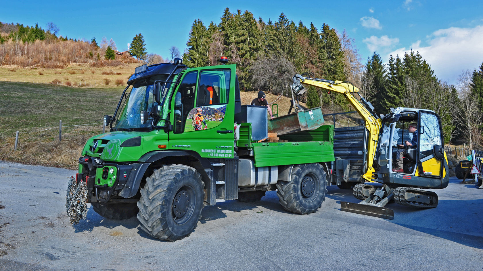 Un Unimog U 530 est en cours de chargement.