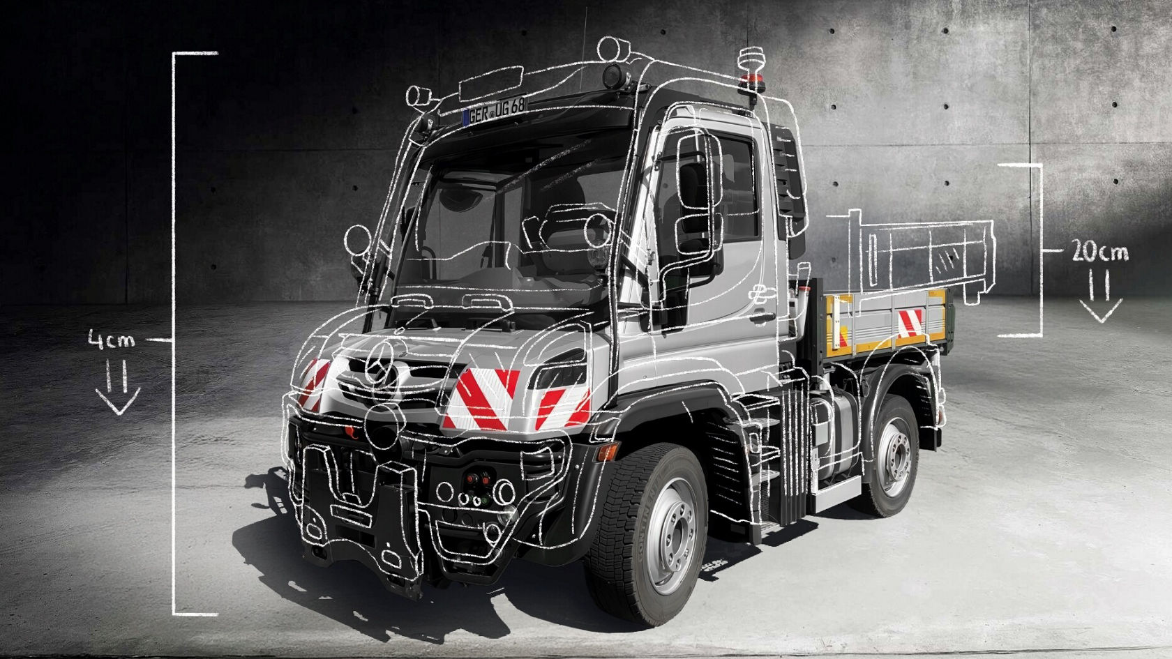 Ein Mercedes-Benz Unimog Truck mit einer detaillierten Liniezeichnung, die Maße anzeigt, steht auf einem grauen Boden in einem Industrieumfeld.
