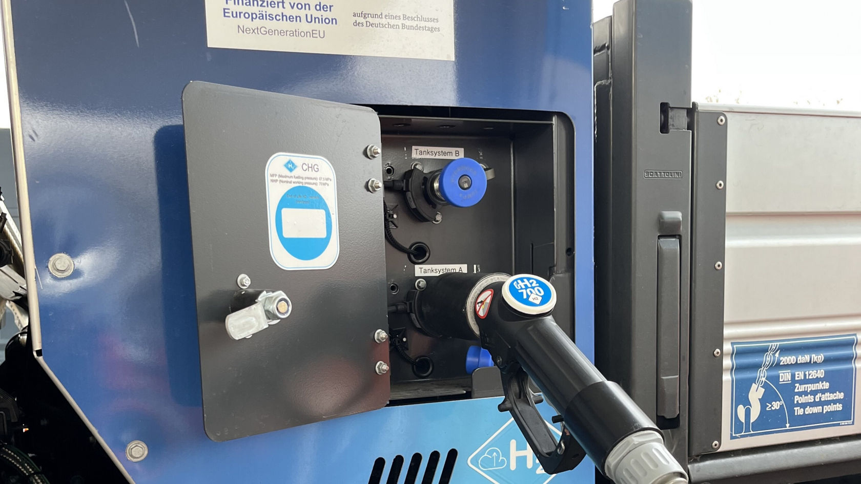 Station de ravitaillement en hydrogène équipée d'un pistolet de remplissage et de raccords sous pression, destinée au ravitaillement de véhicules, éventuellement pour un Unimog Mercedes‑Benz.