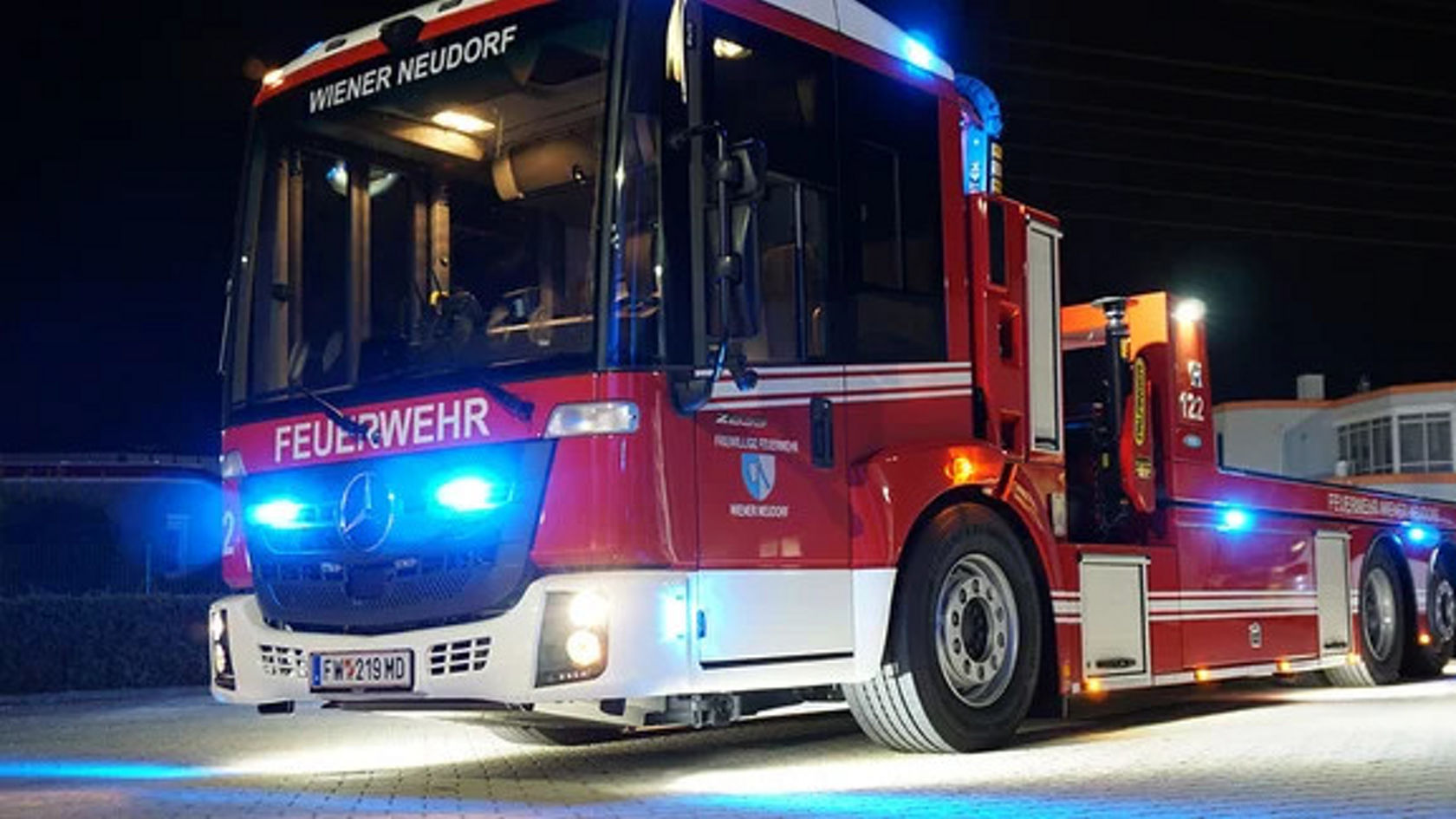 Abschleppen mit Blaulicht.