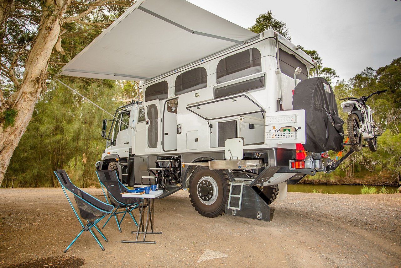 Entdecker fahren Unimog.