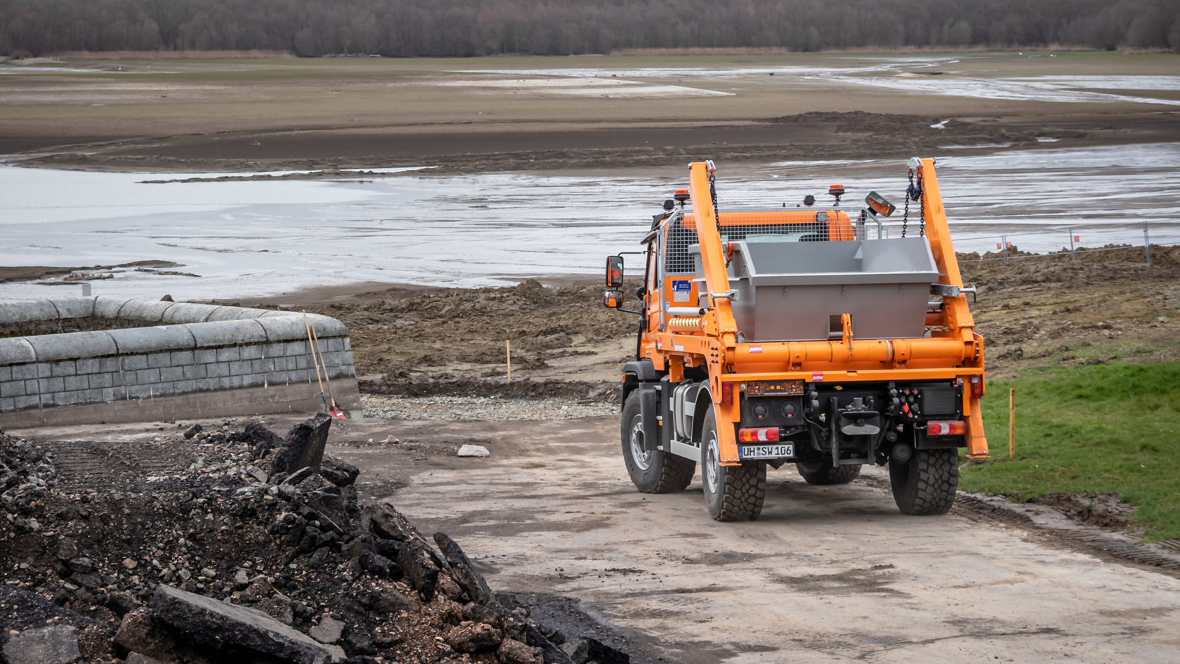Un Unimog U 530 avec un conteneur sur le plateau de chargement.