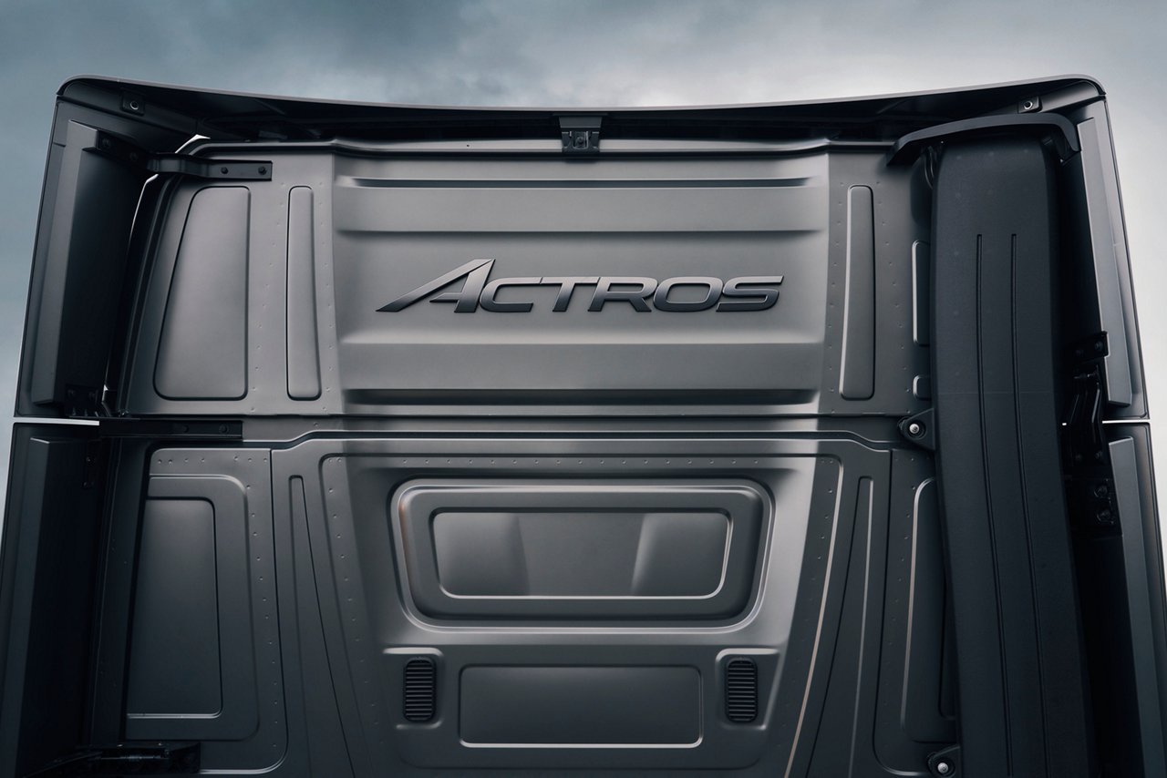 Actros-inskription förarhyttens bakvägg