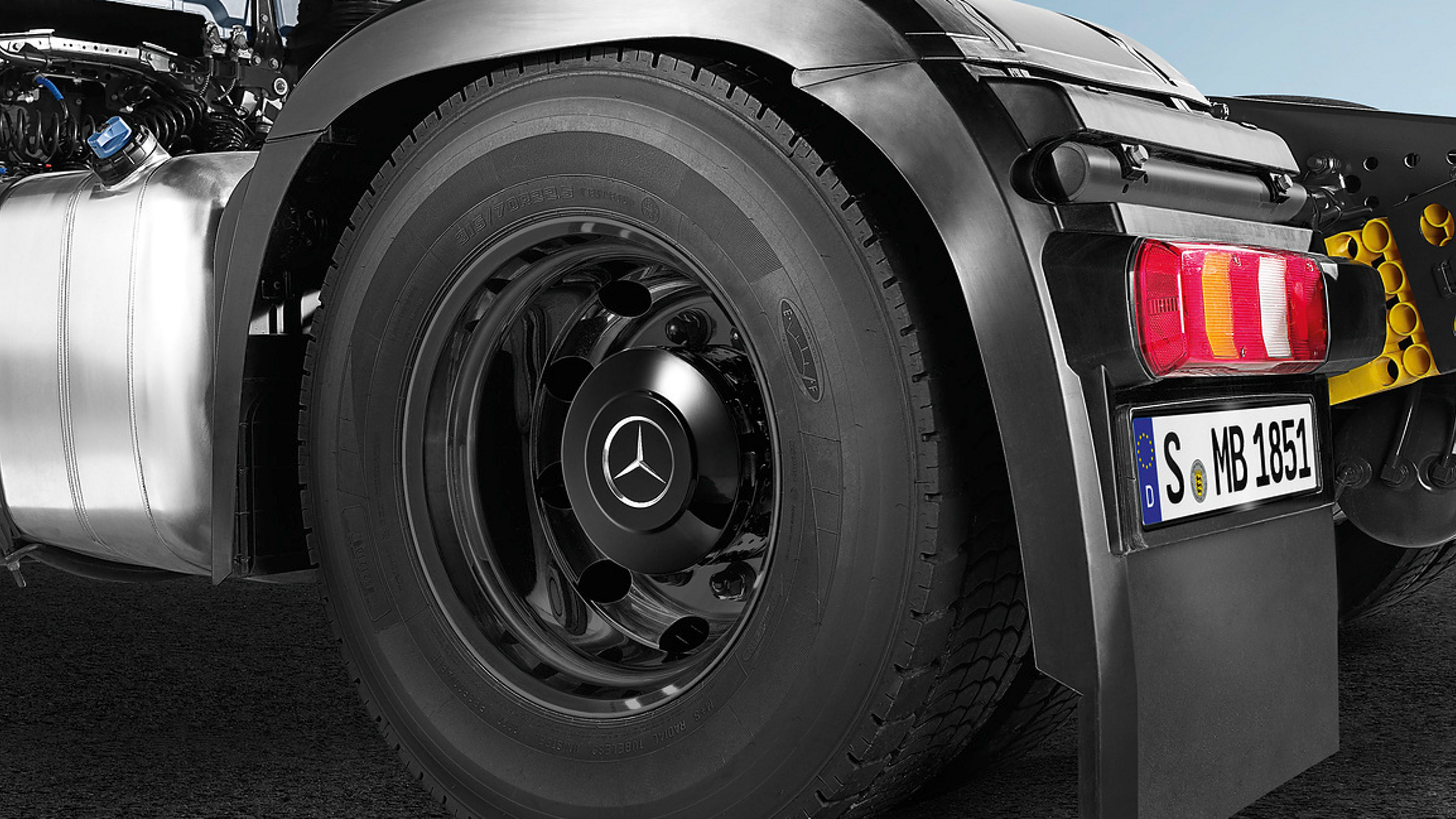 Accessories and retrofits | Mercedes-Benz Trucks International