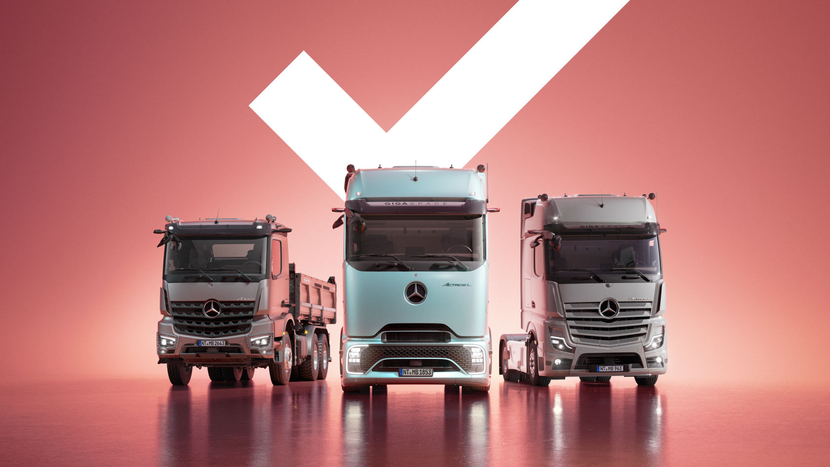 Drei verschiedene Mercedes-Benz Lkw-Modelle stehen nebeneinander auf nassem Asphalt.
