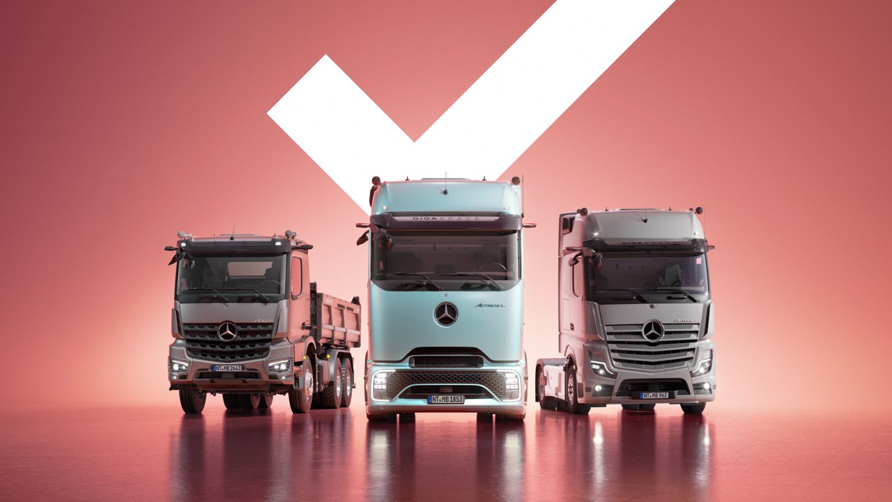 Drei verschiedene Mercedes-Benz LKW-Modelle stehen nebeneinander auf nassem Asphalt.