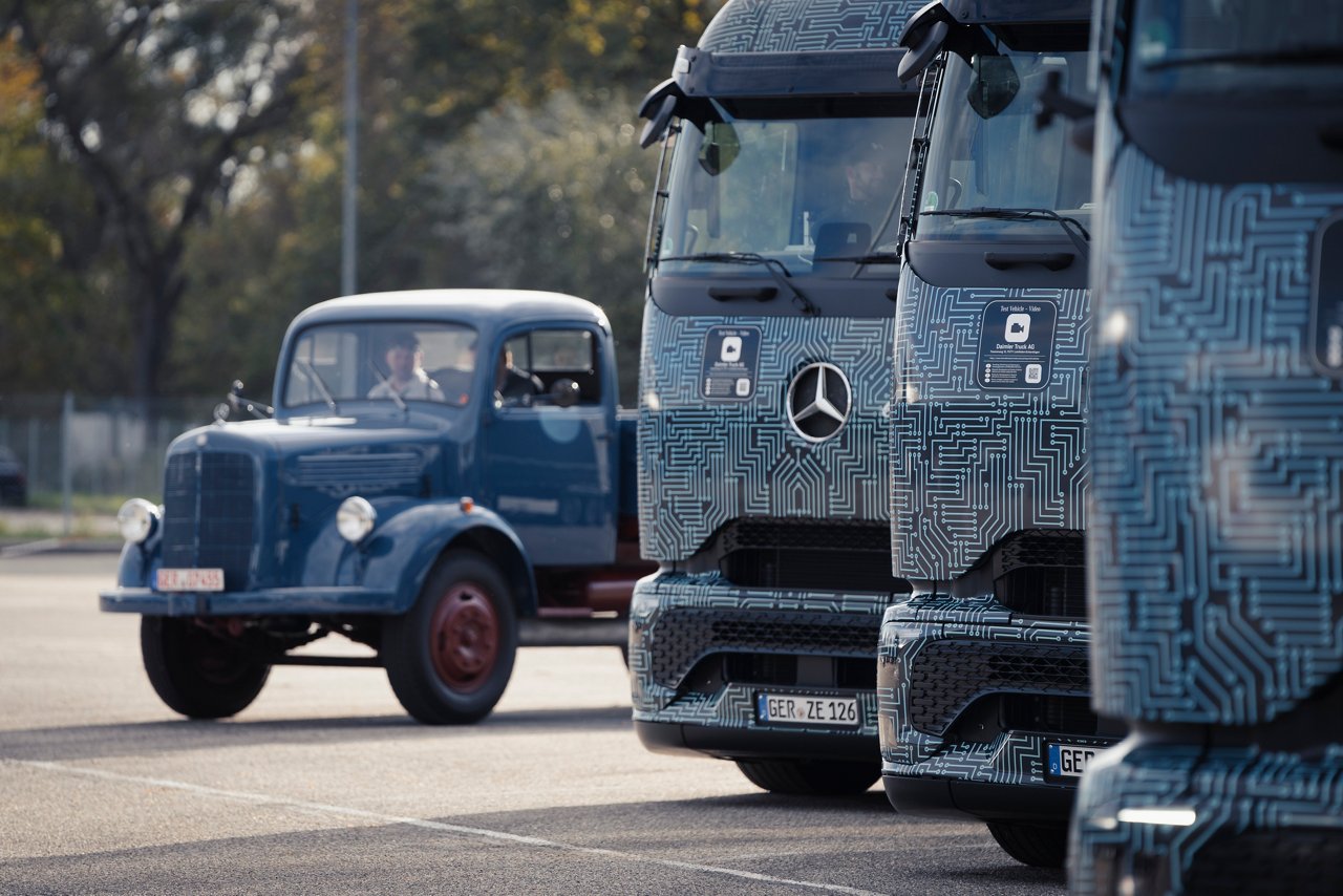 Oldtimer vs. eActros 600: Der ultimative Test