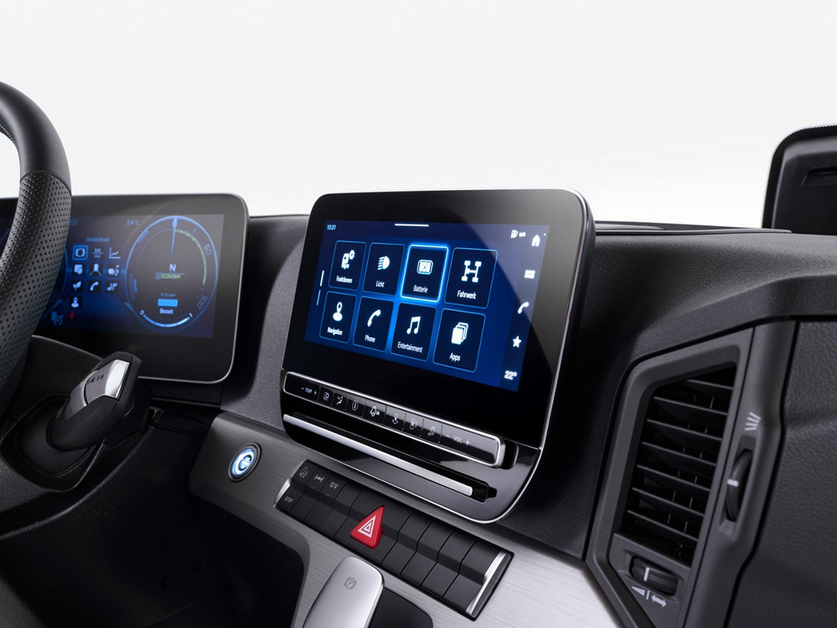 La photo montre l'intérieur d'une cabine de camion moderne. L'accent est mis sur le tableau de bord numérique avec deux écrans, le volant et les éléments de commande pour des fonctions telles que la navigation, le divertissement et les systèmes du véhicule.