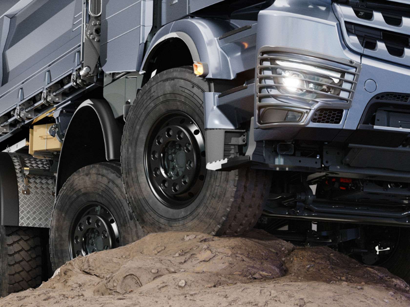 La photo montre une coupe d'un eArocs 400 roulant sur une colline de saleté. Le camion est équipé de grands pneus et d'une suspension robuste, ce qui indique qu'il est conçu pour être utilisé sur les chantiers.