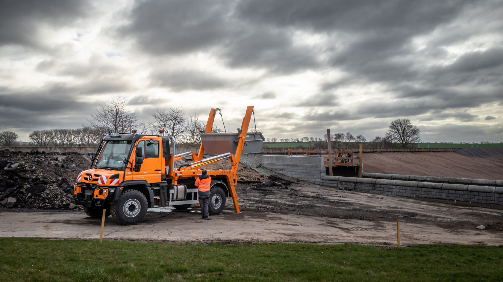 L'Unimog U 530 soulève un conteneur.