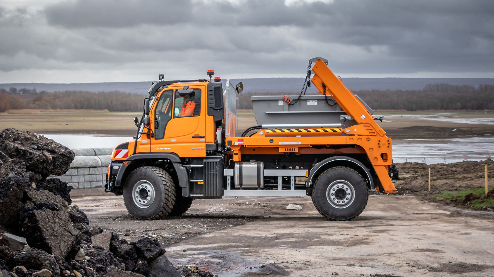 Un Unimog U 530 sur le chantier.