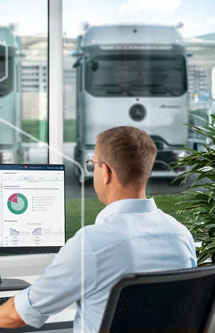 Un camion Mercedes-Benz circulă pe o stradă înconjurată de zăpadă