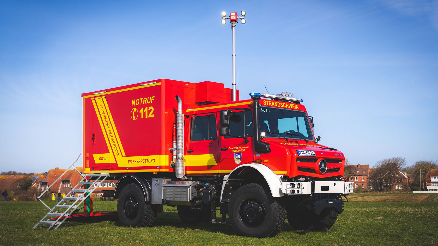 Roter Feuerwehr Unimog mit Leiter zum Kofferaufbau